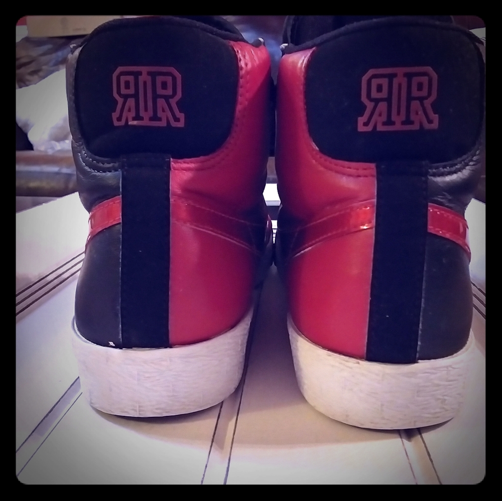 Women's 9.5 Nike Revolutionary Rockas